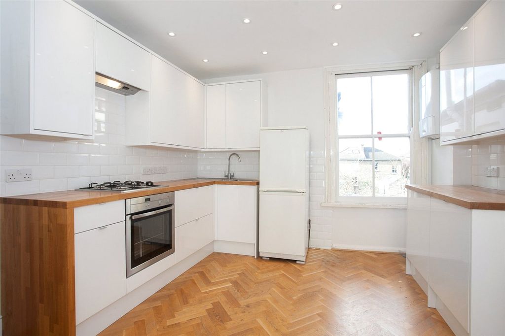 Property photo 3 of 11 Photo 02