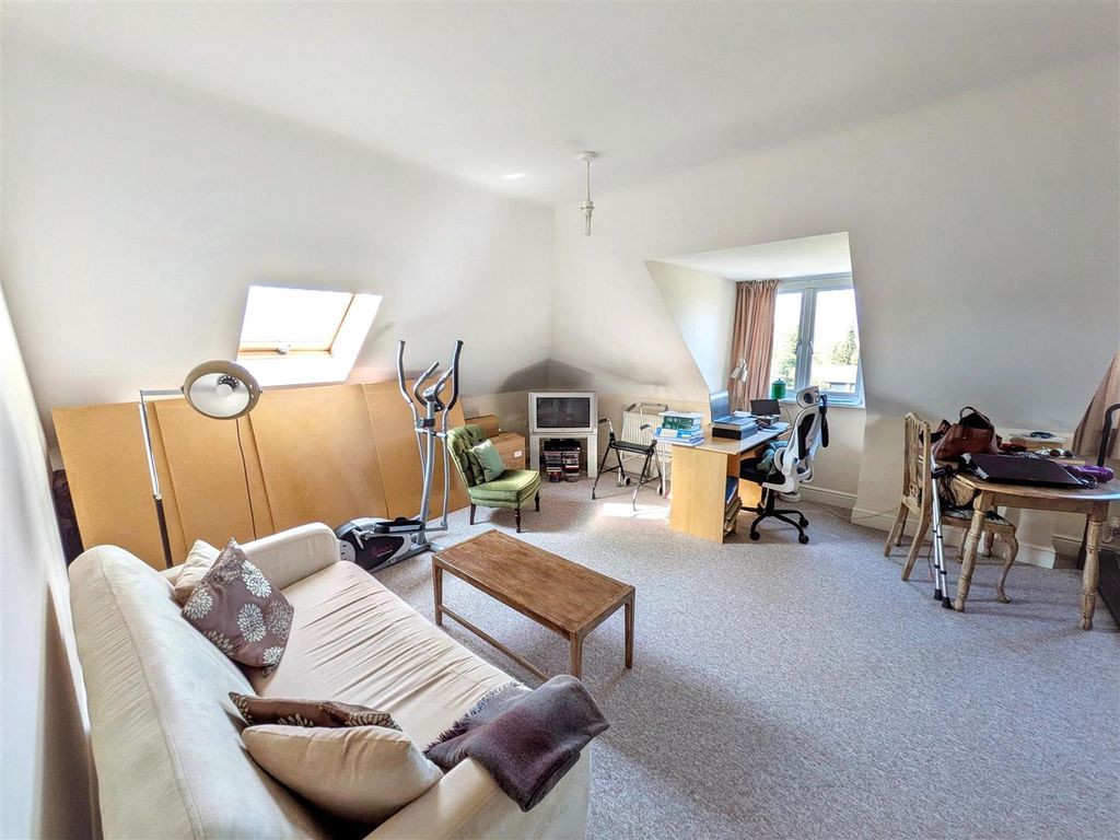 Property photo 3 of 9 Living / Dining Area