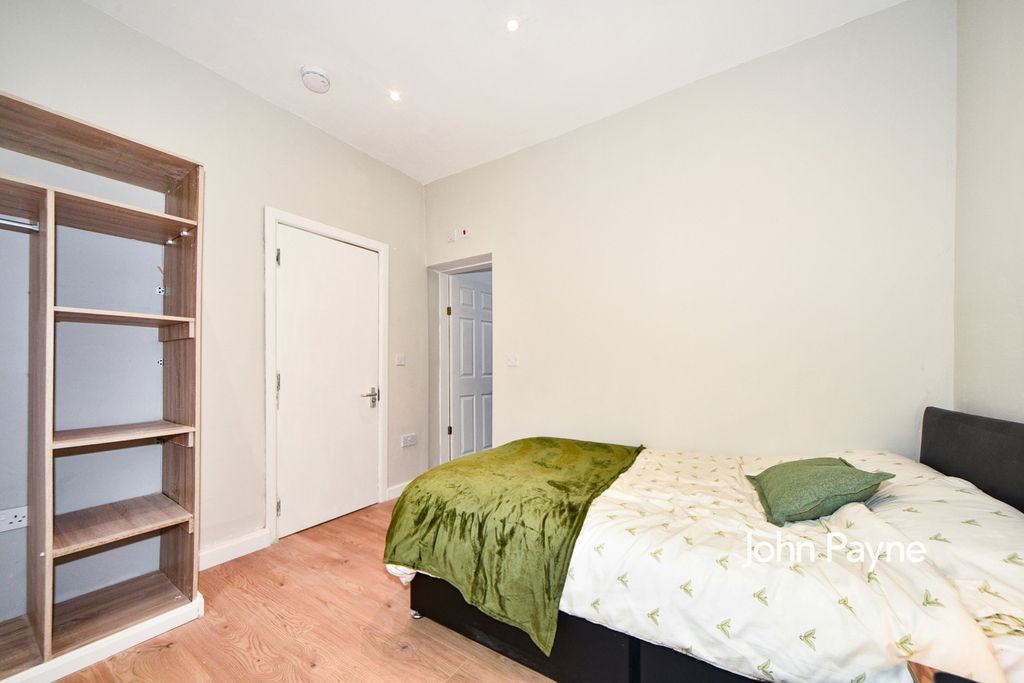 Property photo 3 of 10 Room