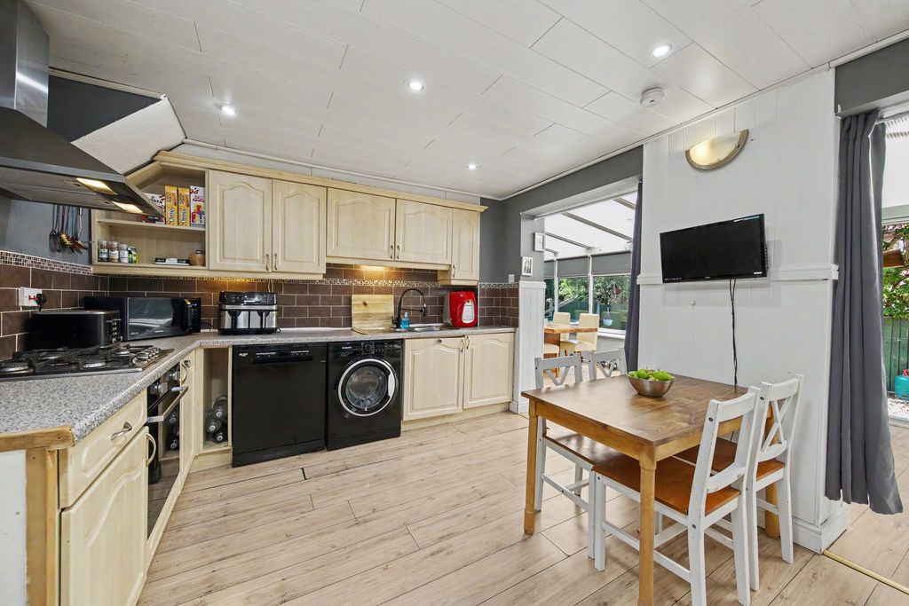 Property photo 3 of 32 Kitchen