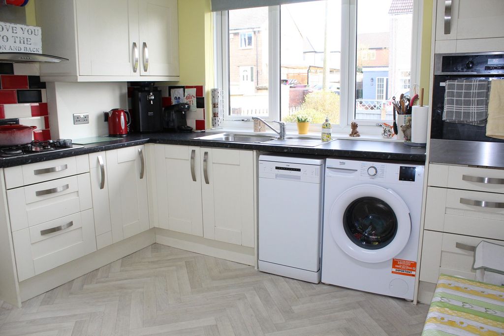 Property photo 2 of 14 Fitted Kitchen