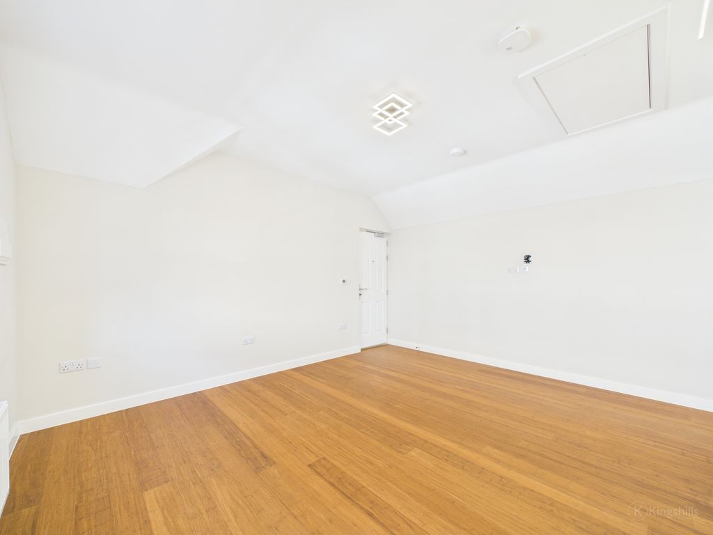 Property photo 3 of 11 Cam02136G0-Pr0563-Still007