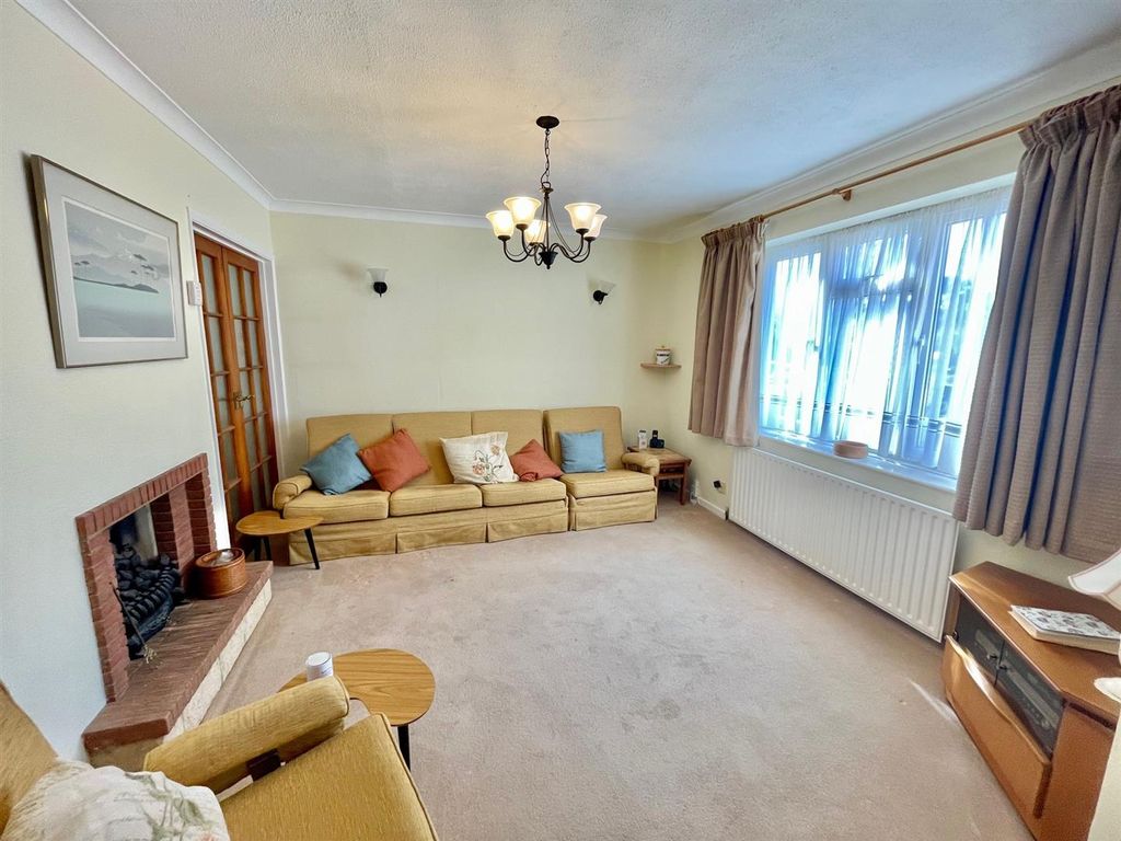 Property photo 2 of 12 24 Skimpans Close Lounge.Jpg