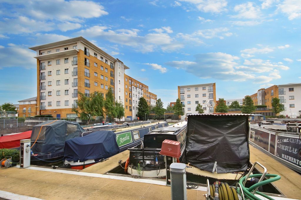 Property photo 1 of 9 Hertford House, Northolt, Middlesex Ub5