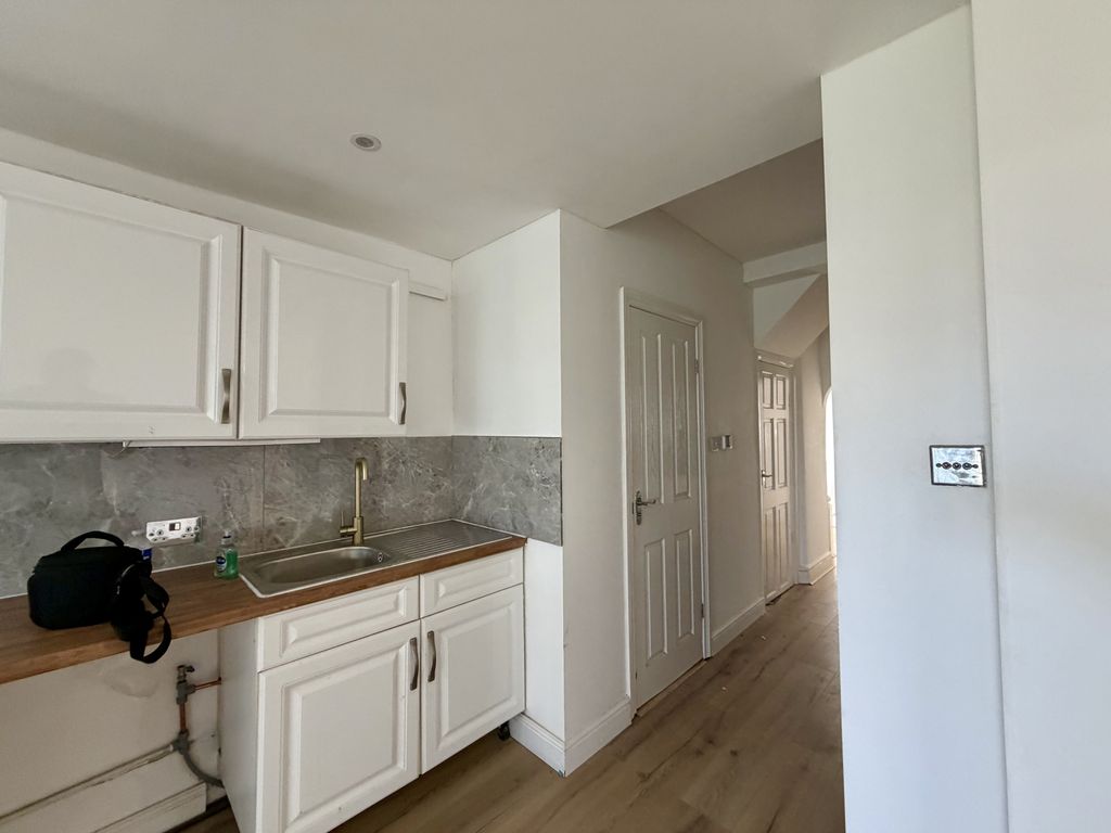Property photo 3 of 8 Gallery