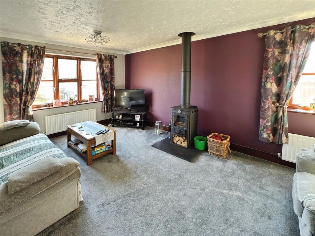 Property photo 3 of 17 Church Road  (14).Jpg