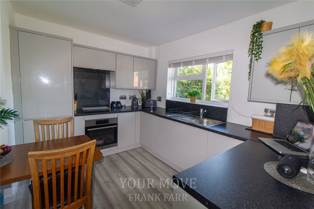 Property photo 3 of 10 Kitchen