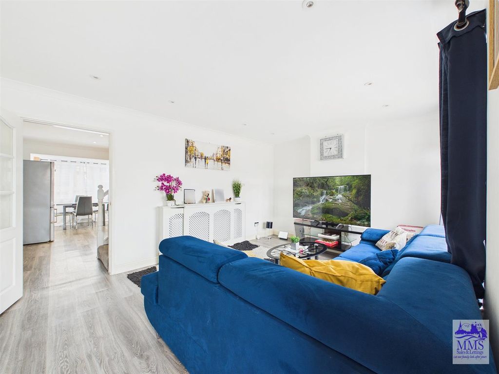 Property photo 3 of 17 Cam04098G0-Pr0270-Still006.Jpg