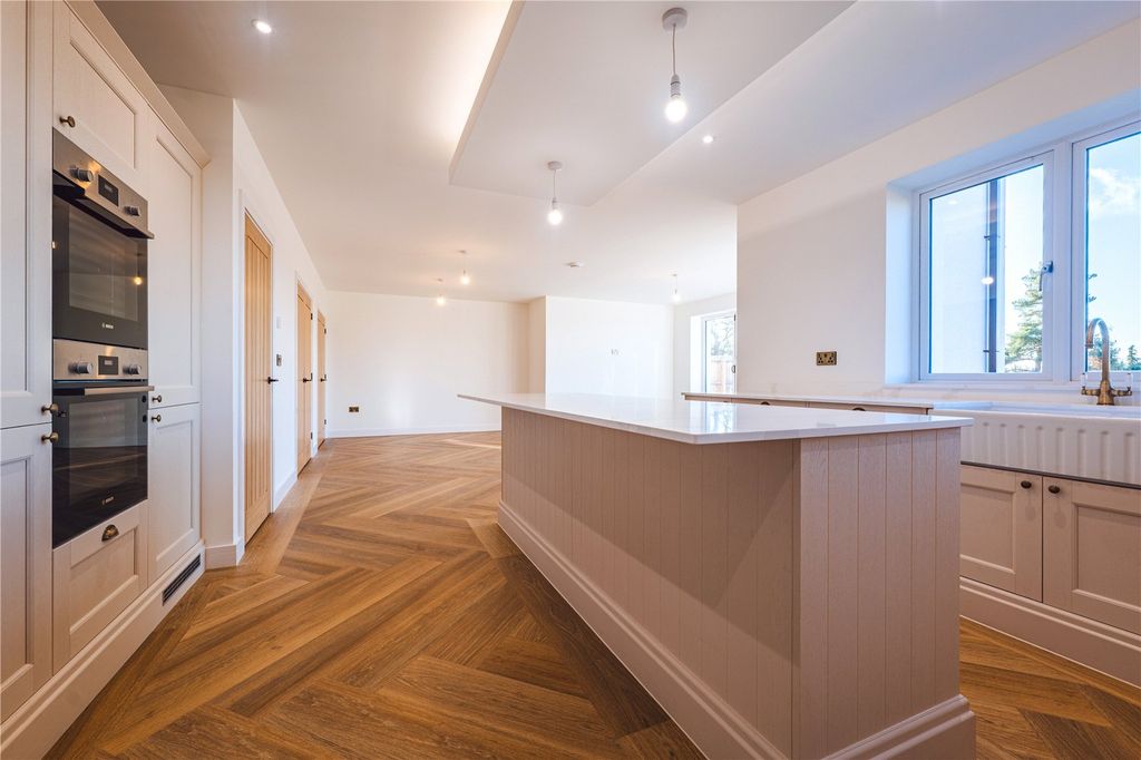 Property photo 3 of 9 Kitchen