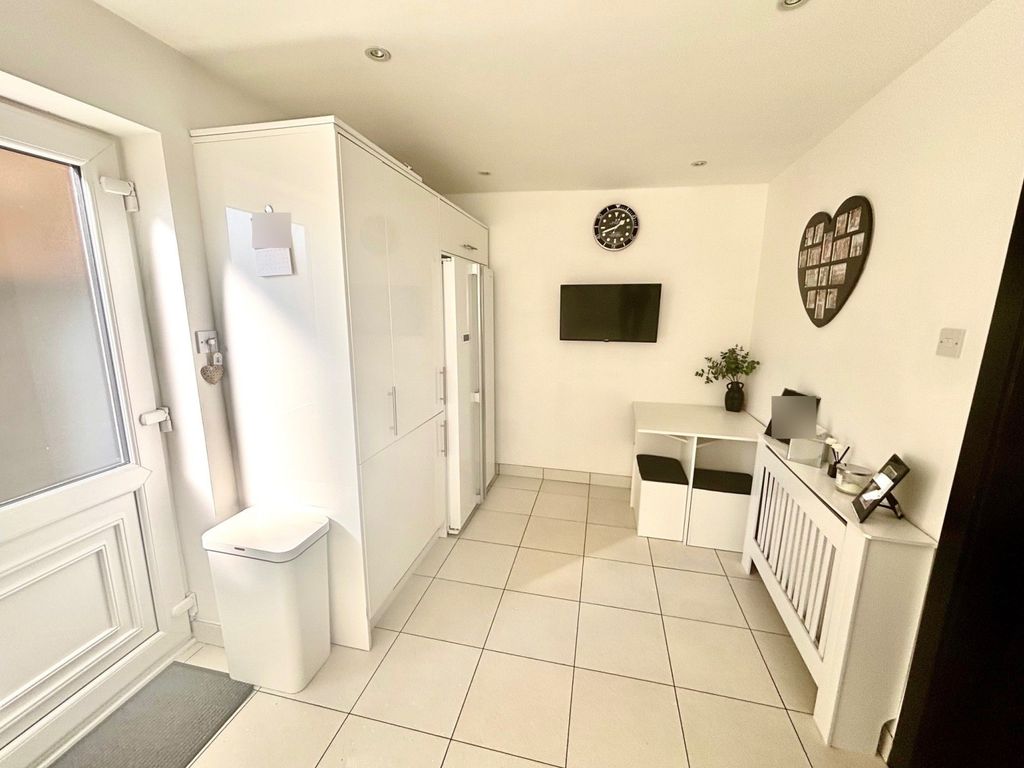 Property photo 3 of 13 Kitchne-Diner