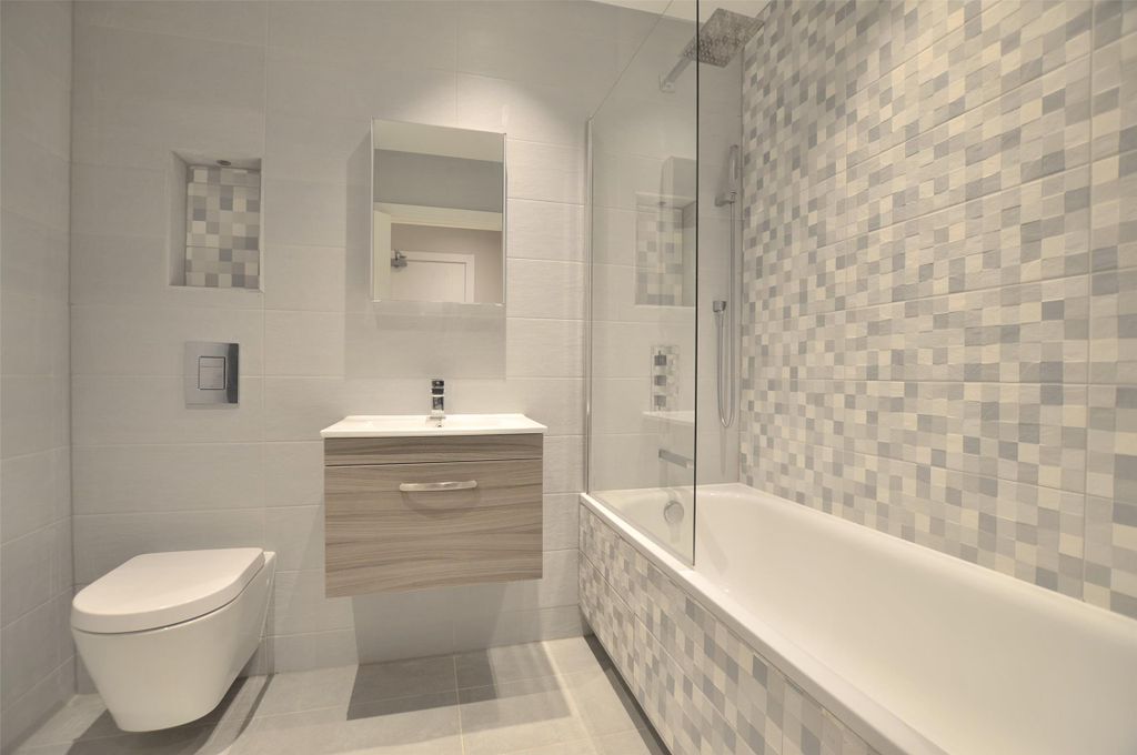 Property photo 3 of 10 Bathroom