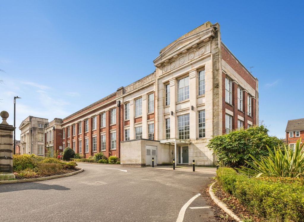 Property photo 1 of 15 Front Of Apartment Block