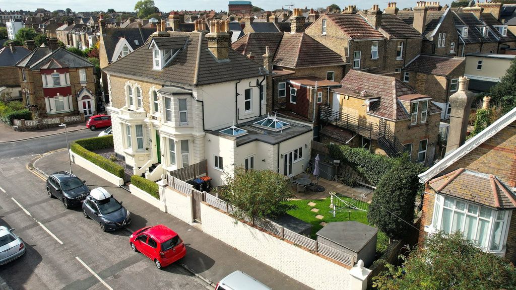 Property photo 2 of 25