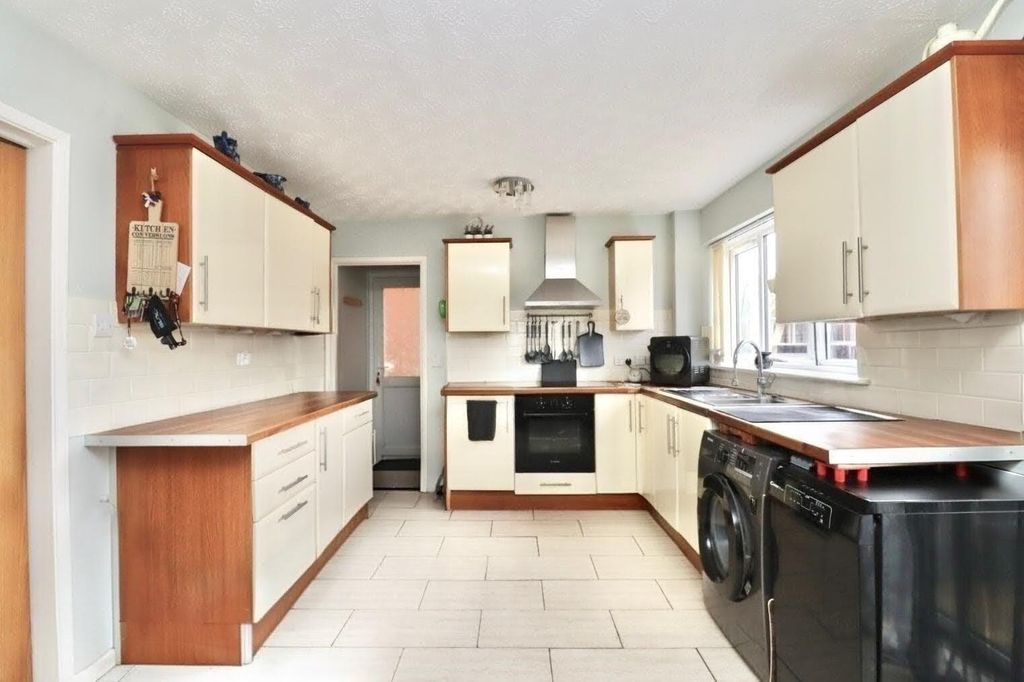 Property photo 3 of 15 Kitchen