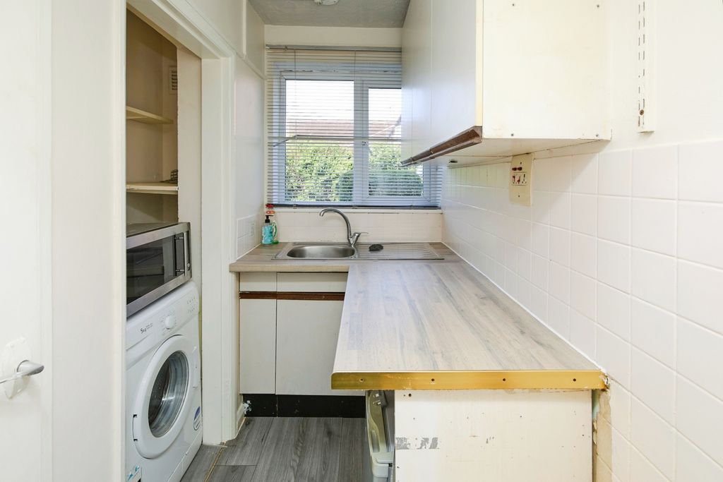 Property photo 3 of 11 Kitchen