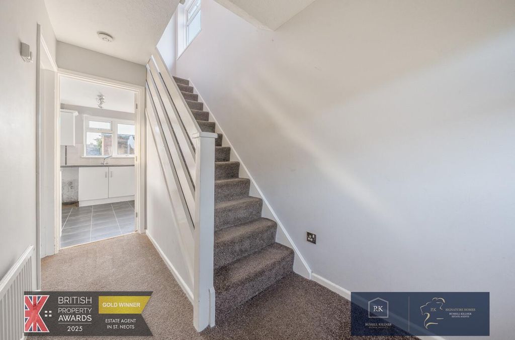 Property photo 2 of 20 Hallway.