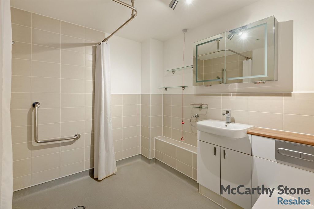 Property photo 2 of 12 8673292-Interior07-800.Jpg