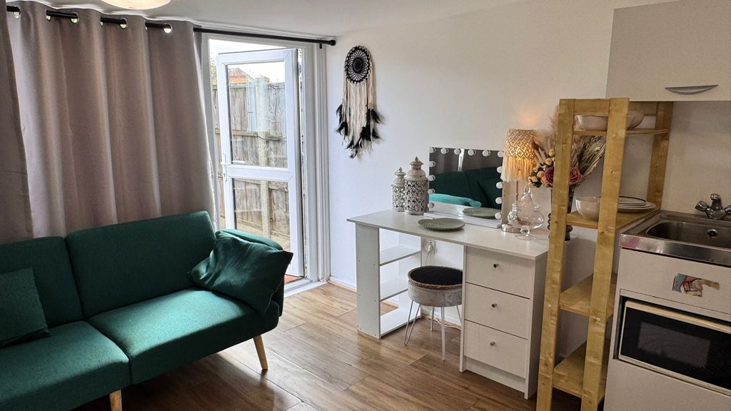 Property photo 1 of 9 Photo 5