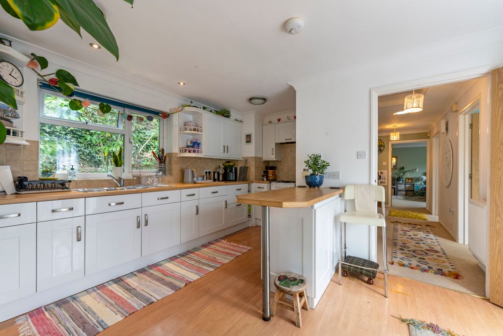 Property photo 2 of 27