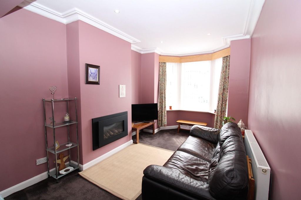 Property photo 2 of 10 Lounge