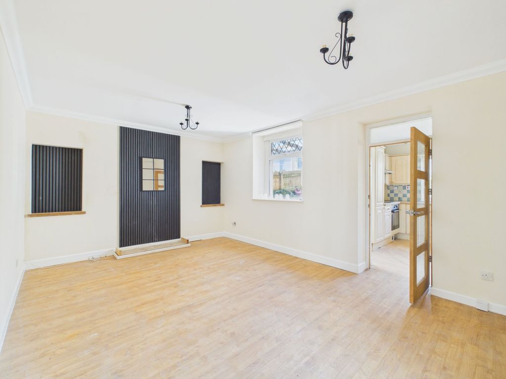 Property photo 2 of 27