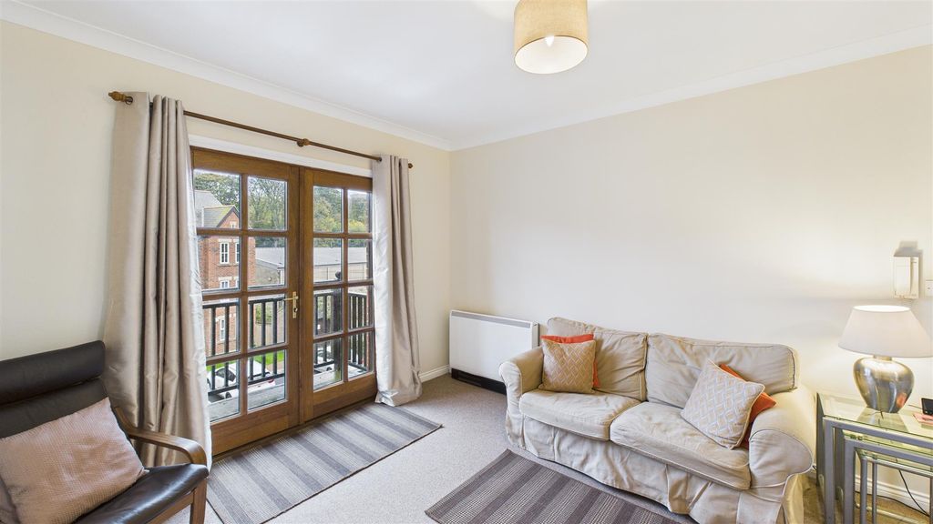 Property photo 2 of 18 Lounge