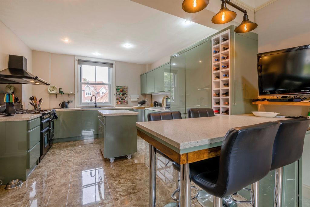 Property photo 2 of 20