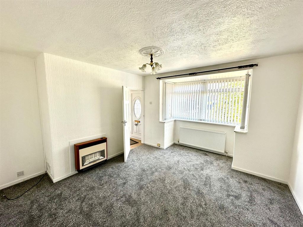 Property photo 3 of 11 Lounge