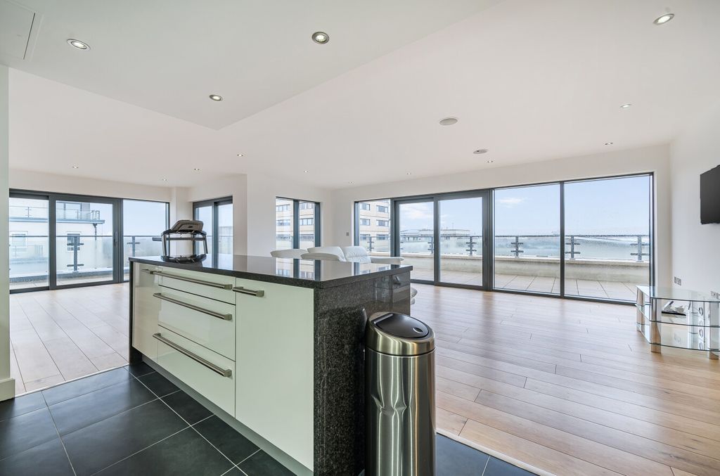 Property photo 2 of 25 1414844-3-698E0Dd...