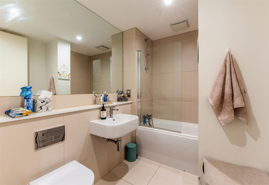 Property photo 3 of 15 T402 Nottingham One 018