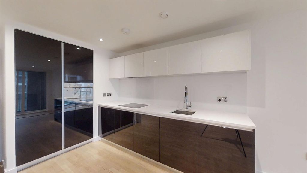 Property photo 1 of 19 Francis-House-Kew-Bridge-West-12122025_105252.Jpg