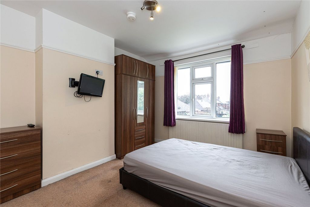 Property photo 1 of 9 Room 4