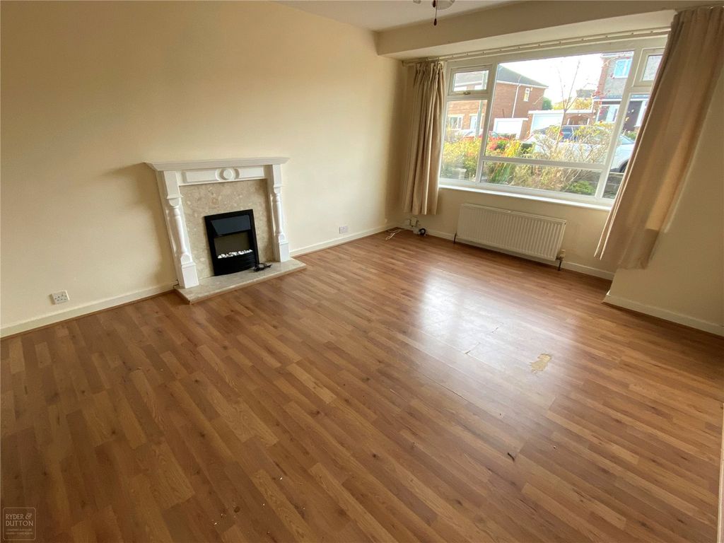 Property photo 2 of 11 Lounge