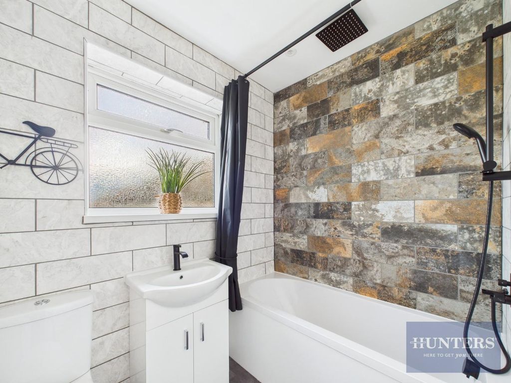 Property photo 2 of 19 Bathroom