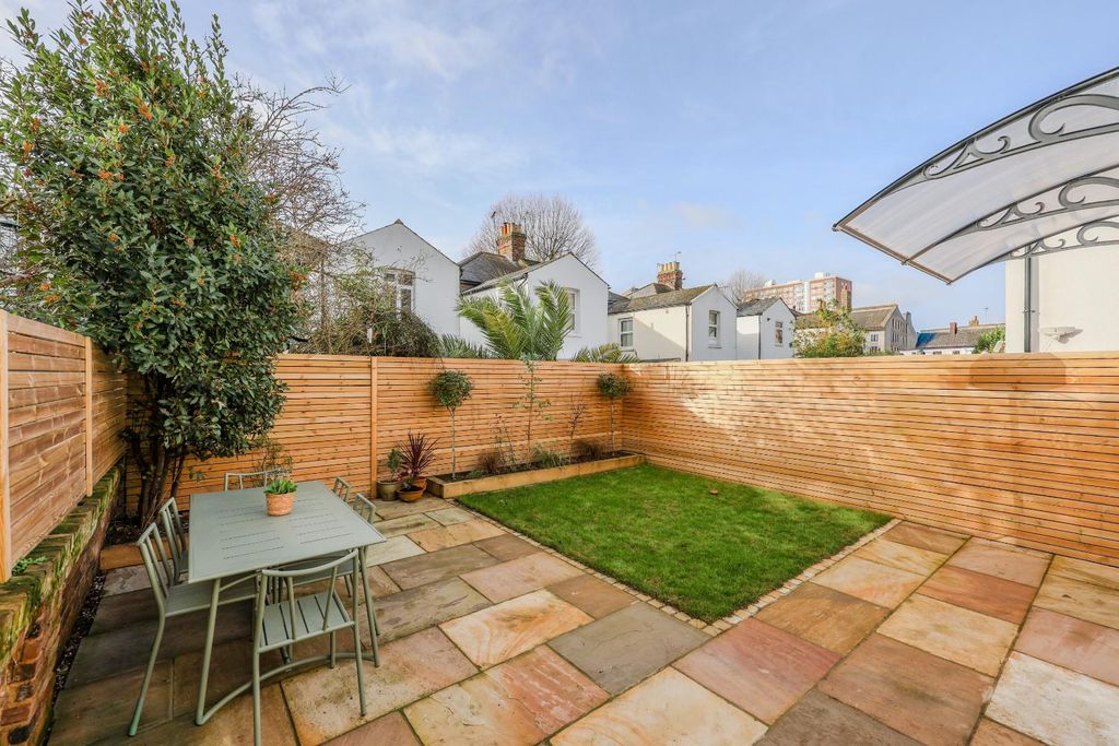 Property photo 3 of 33