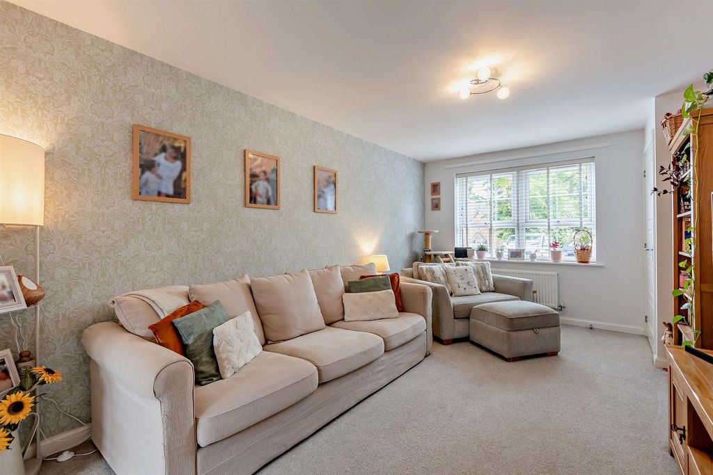 Property photo 3 of 13 8692703-Interior02-800.Jpg