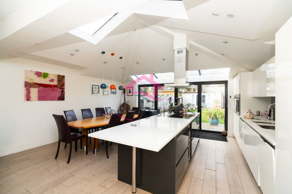 Property photo 3 of 13 Photo 6