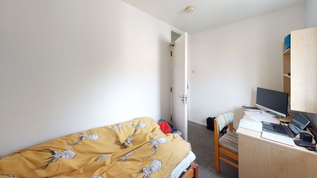 Property photo 1 of 11 A Compact Single Bedroom Featuring A Cozy Single B...