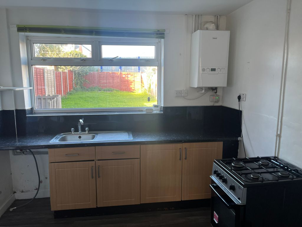Property photo 3 of 10 Kitchen