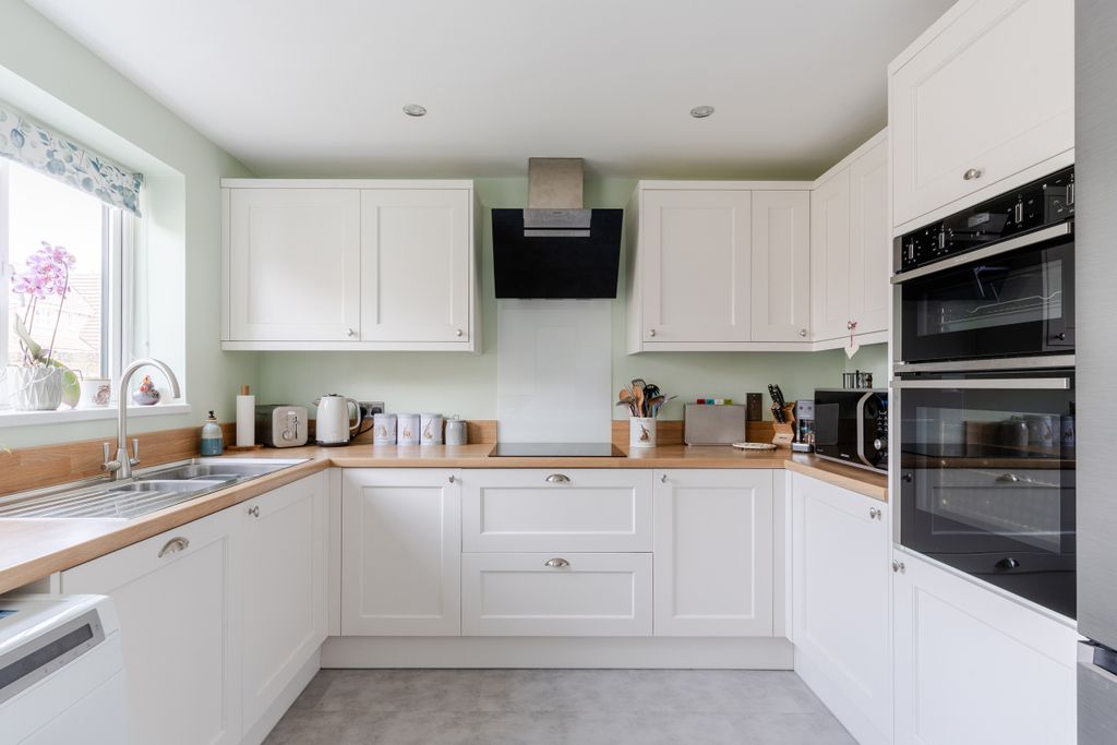 Property photo 1 of 14 80 Bakers Ground-11