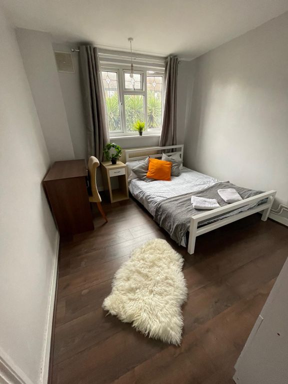 Property photo 1 of 11 Room 2- £680 Available From 01/12/2026