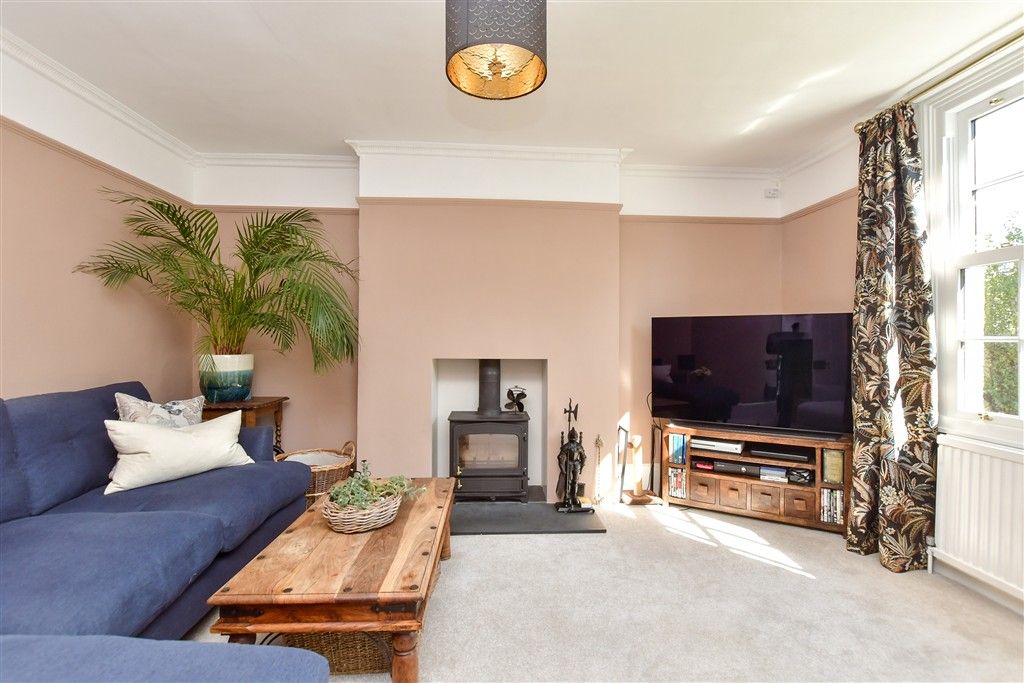 Property photo 3 of 13 Lounge