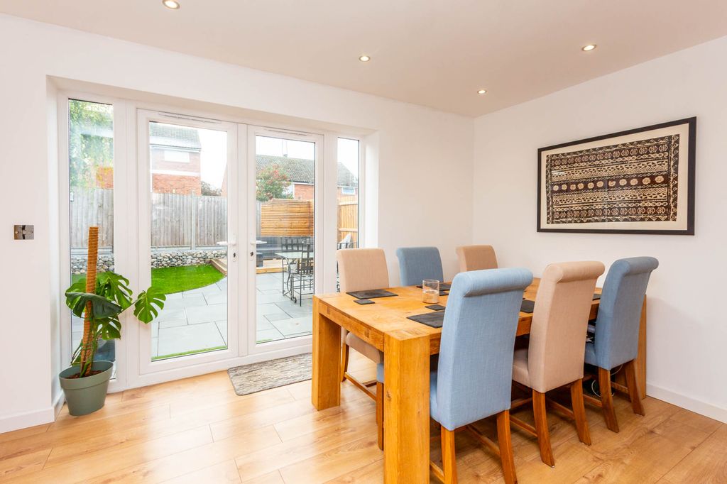 Property photo 3 of 16 Dining Area