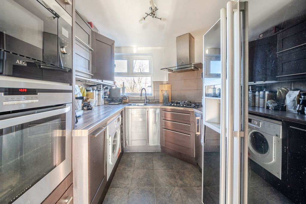 Property photo 2 of 14 1397081-5-6967911...