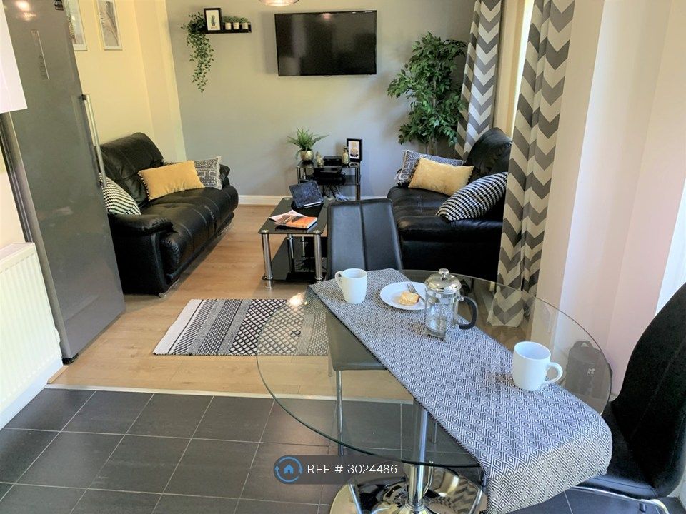 Property photo 2 of 10 Comfy Sofas, Sky Tv &amp; Fibre, Overlooks Garden