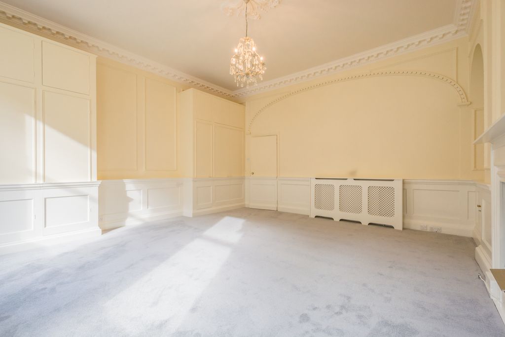 Property photo 3 of 15 14 Russell Street -2