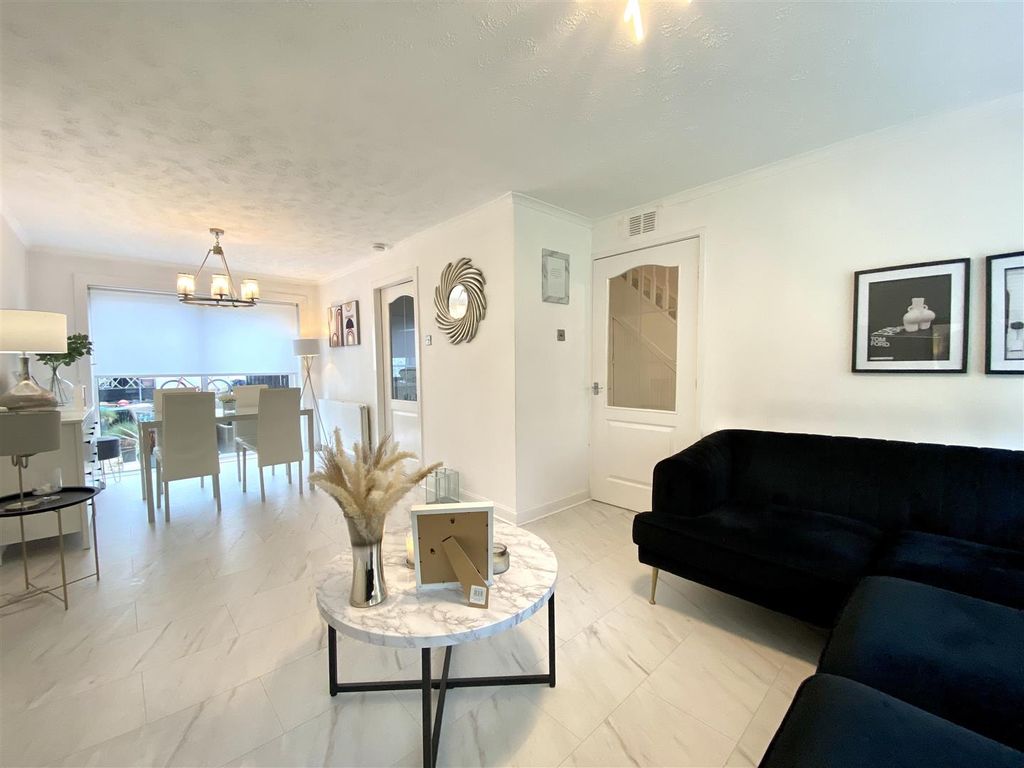 Property photo 2 of 17 Lounge/Dining