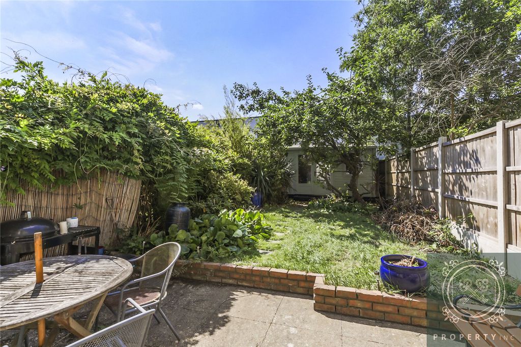 Property photo 2 of 12 Garden