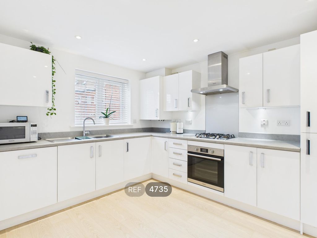 Property photo 3 of 19 Kitchen