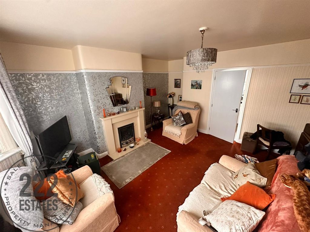 Property photo 3 of 17 liv.Jpg